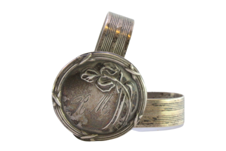  Argola de guardanapo em prata com frisos com centro para monograma e mola para fixação.